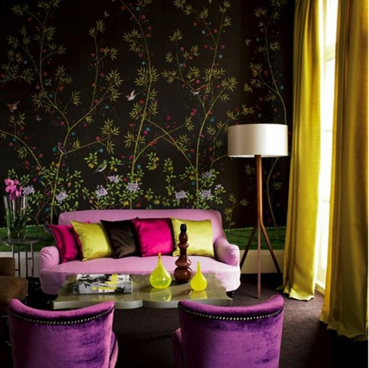 væg tapet elegante mørke blomster pink sofa lænestol gardiner