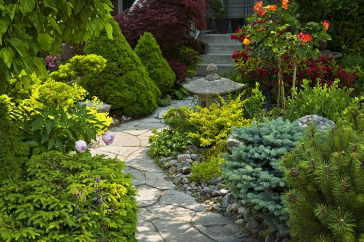ideer til havedesign natursten havesti stedsegrønne trapper