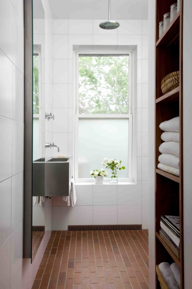 lille-badeværelse-møblering-indbygget-i-reoler-system-væghængt-vask-beton-look