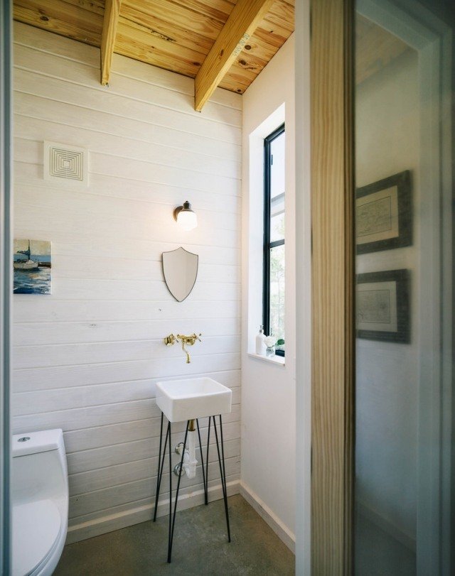 mini-badeværelse-møbler-vask-kompakt-med-fødder-væg-spejl-små-format-ideer