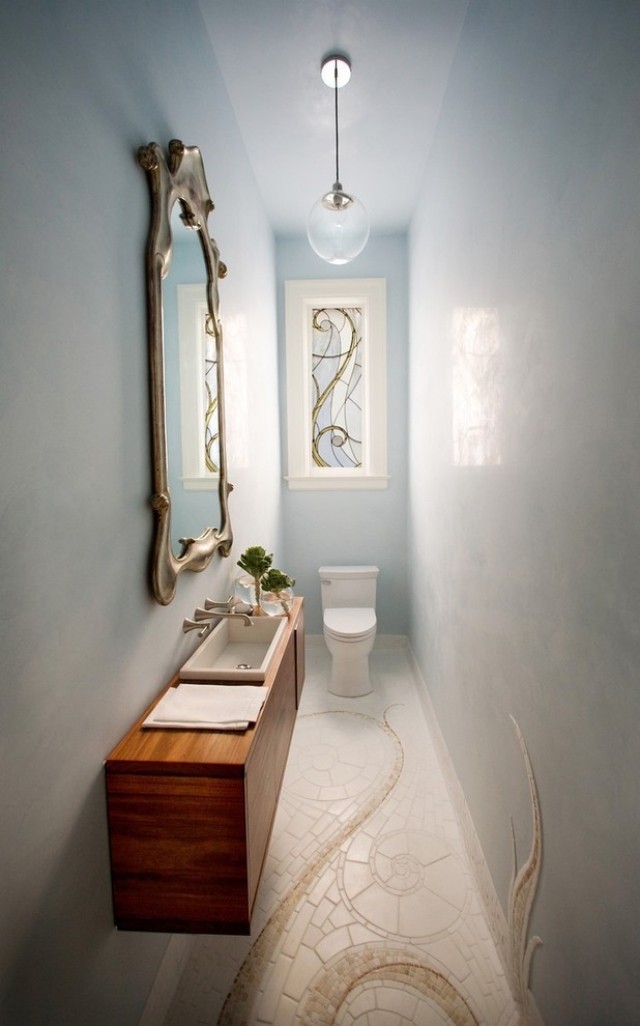 mini-badeværelse-smal-moderne-møbler-væghængt-håndvask-skab-blå-vægge
