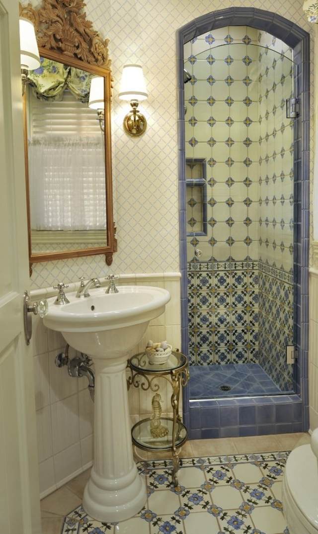 badeværelse design-søjle håndvask-flisebelagt-gulv-middelhavs-flair