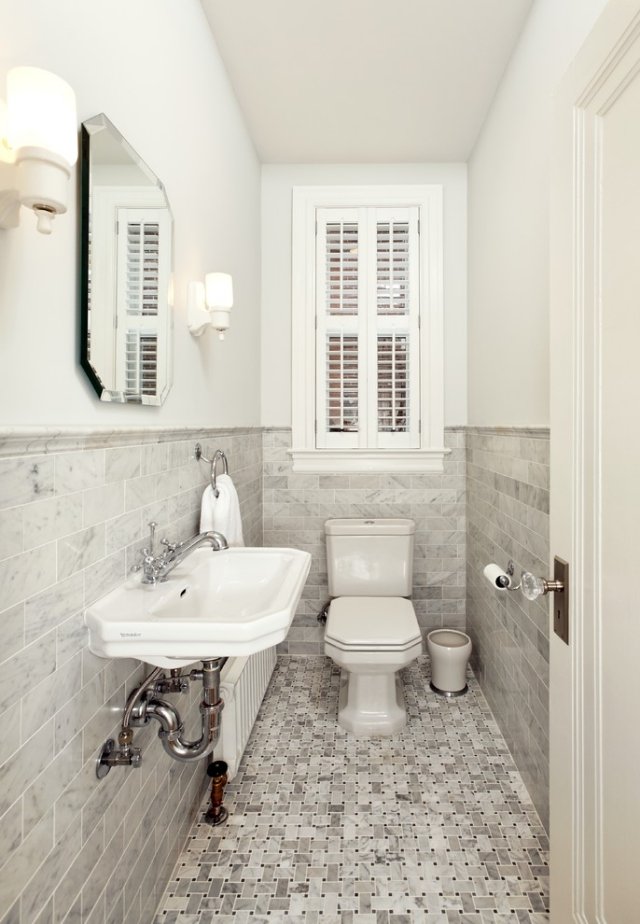 flisebelagt-badeværelse-gulv-grå-hvid-hængende-vask-industriel-look