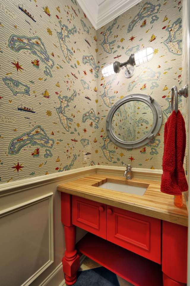 lille-badeværelse-stor-effekt-vask-skab-træ-rød-maleri-væg-tapet