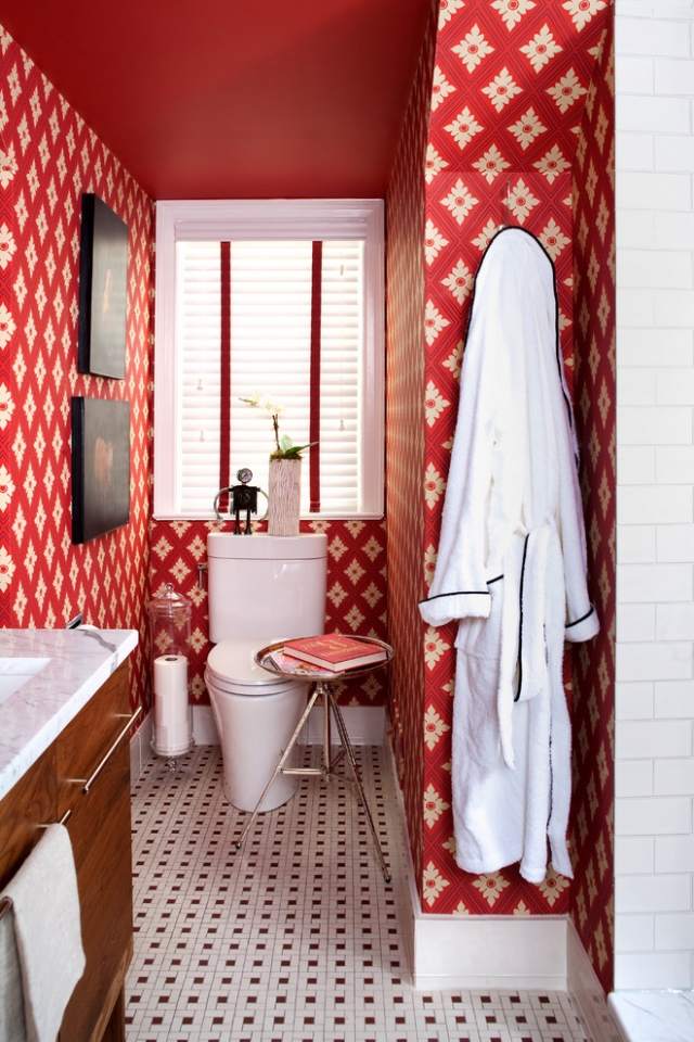 kompakt badeværelse-rød-loft-fliser-mønster-dekorative-gulv-niveau-bruser