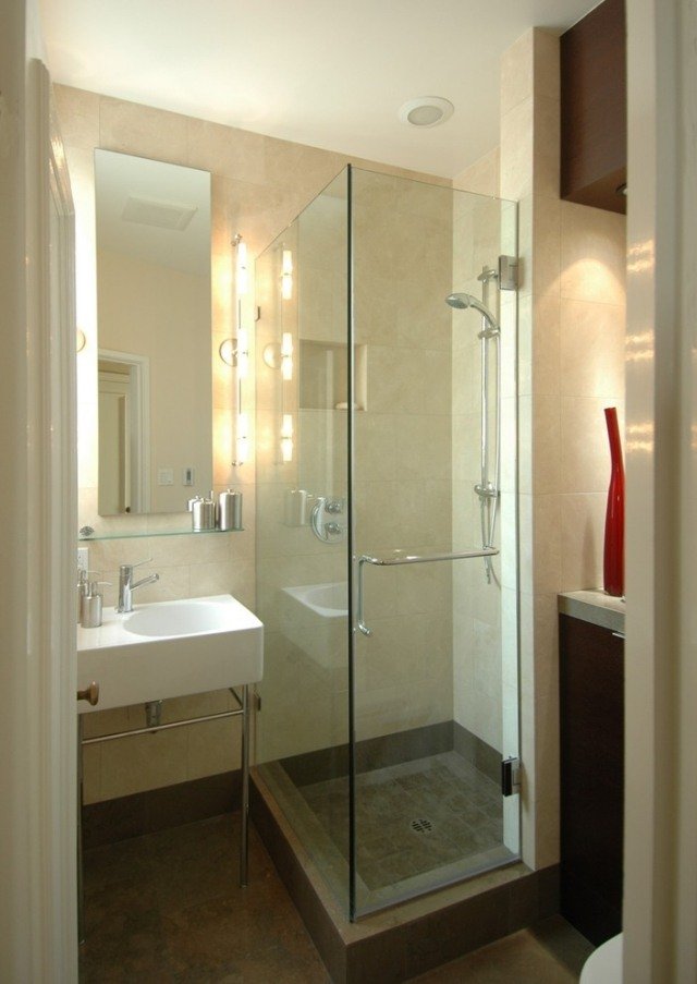 mini-badeværelse-walk-in-shower-glas-skillevæg-keramisk-hvid-håndvask-med-fødder