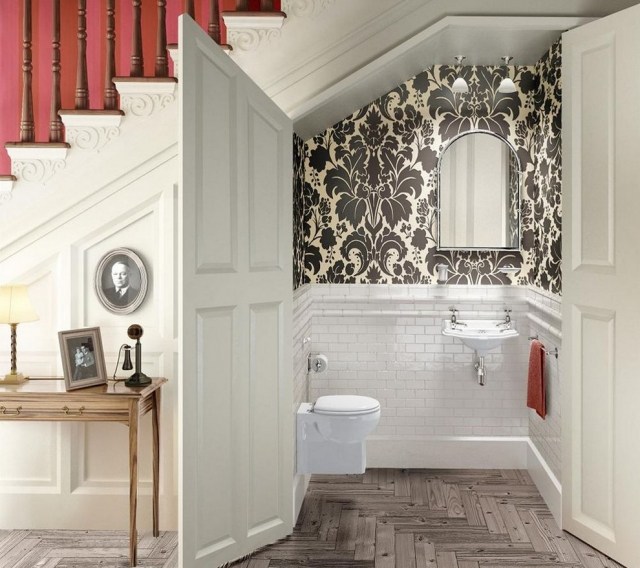 mini-toilet-under-trapper-væg-dekoration-tapet-mønster-væghængt-toilet