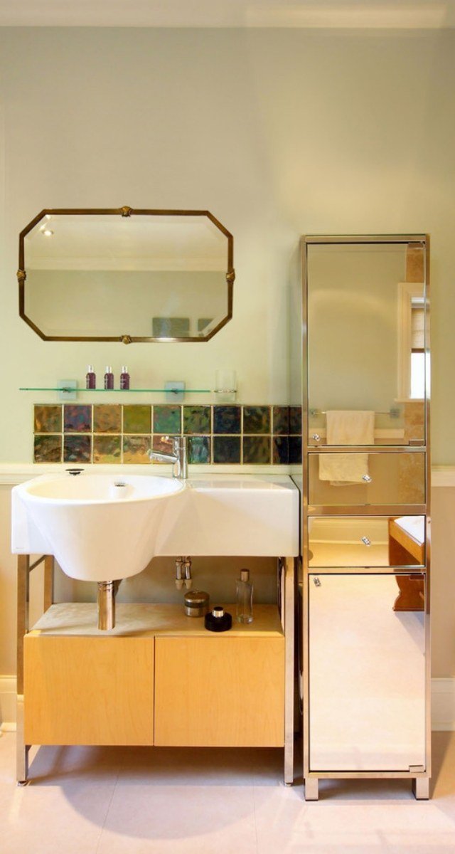 speciel løsning-lille-badeværelse-praktisk-badeværelse-møbler-niche-bagvæg-glasfliser