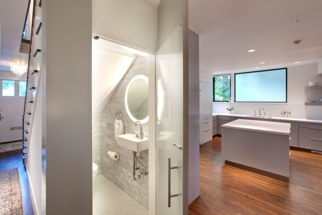 mini-badeværelse-med-skrånende-tag-møbler-løsninger-kontinuerligt-flisebelagt-væg-og-gulv