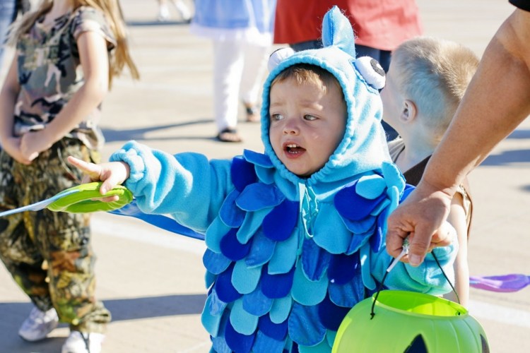 karneval-kostumer-til-børn-fisk-blå-nuancer-skalaer-design