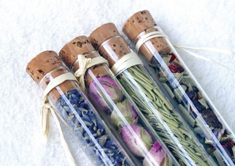 ideer-reagensglas-fyld-bryllup-lavendel-rosmarin-rosebuds