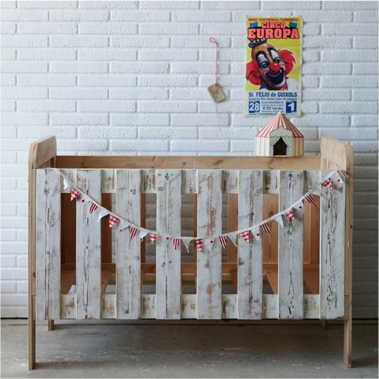 Rustik dekoration til baby sengen fra en palle