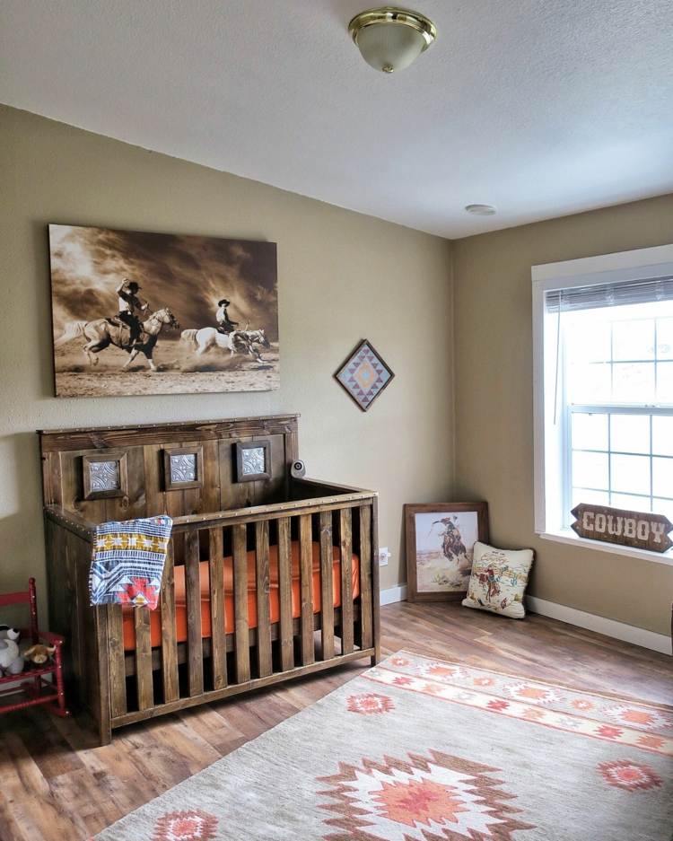 Babyværelse med skråt loft og rustik seng, gulv og tæppe