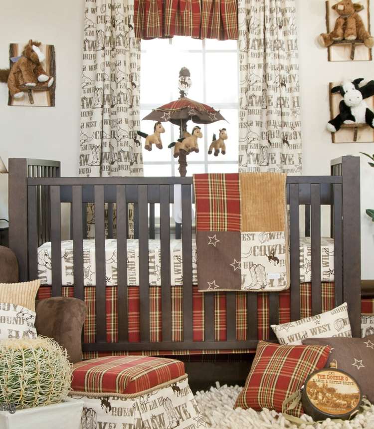 Rustikke tekstiler med et ternet mønster til en mørkebrun baby seng og som gardin