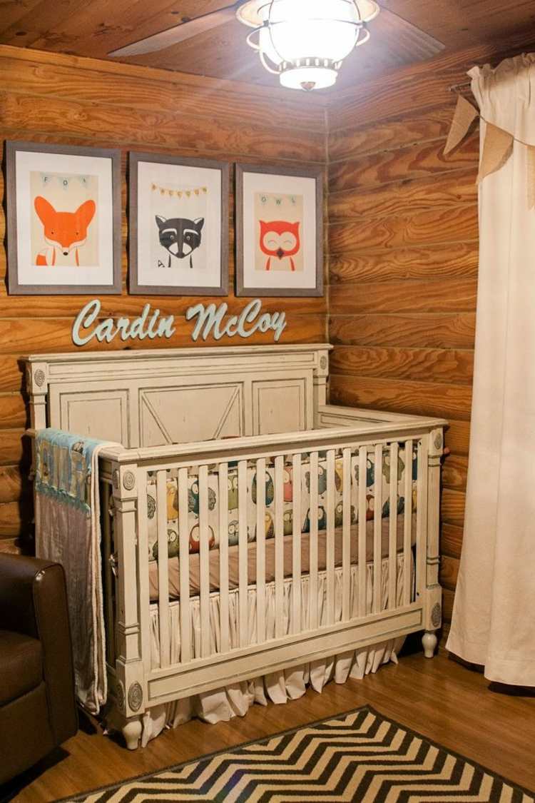 Babyværelset er udelukkende lavet af træ og har en hvid lurvet chic seng