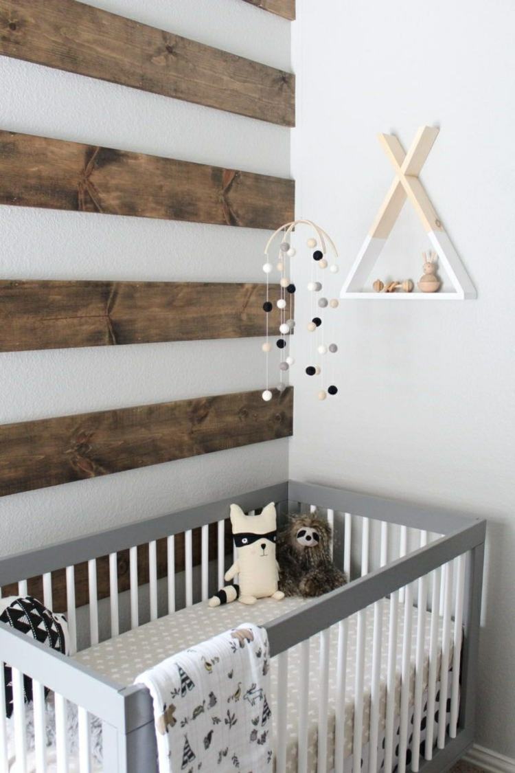Design væggen i babyværelset med rustikke brædder
