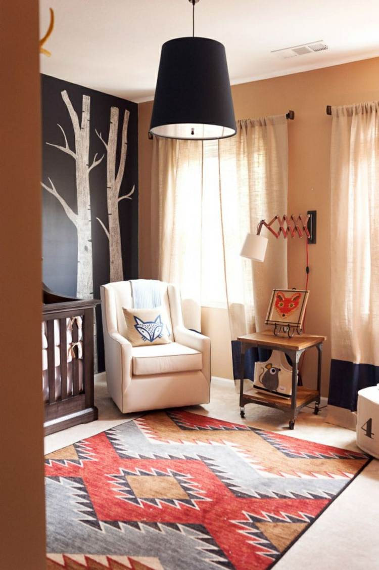 Et sidebord og farverigt tæppe skaber en rustik stil