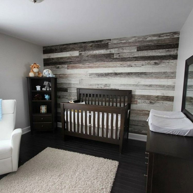 Smukke baby værelse møbler lavet af mørkt træ og accent væg