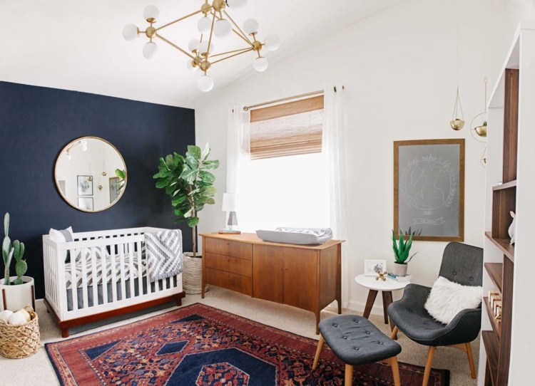 Den rustikke accent i dette retro babyværelse er gulvtæppet