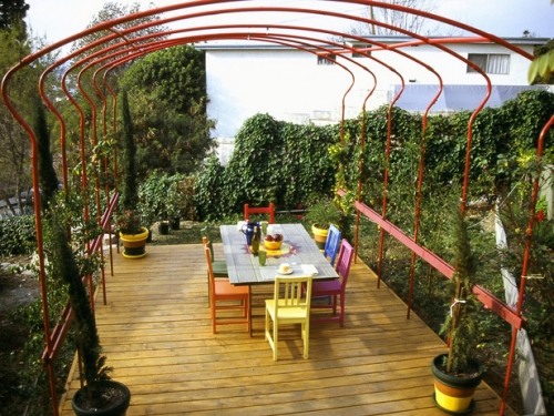 Træterrasse Bankirai spiseplads buet pergola solrig terrasse