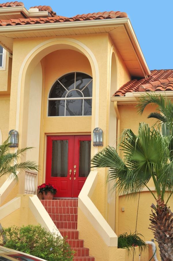 Sand gul facade hus indgangsdør rød udvendige farver