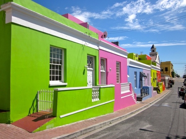 huser farverigt malet facadedesign
