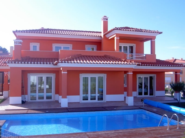 trendy farver hus med pool facade røde og hvide gesimser