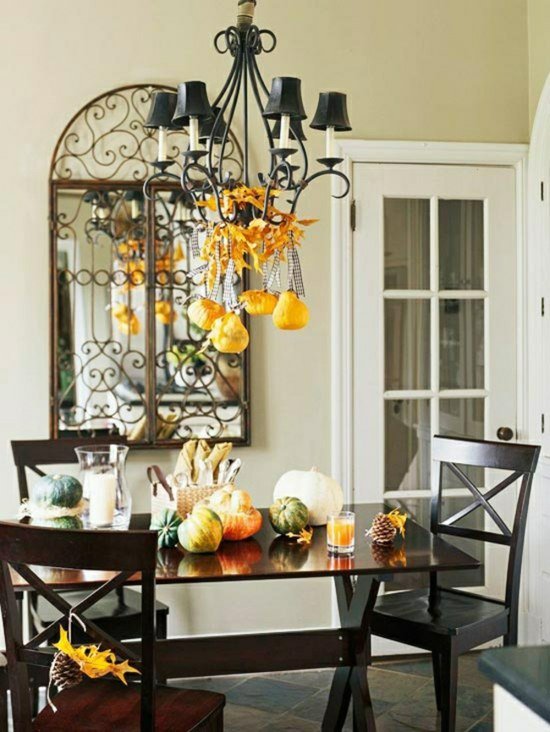 Pendel dekorere bordet i efteråret