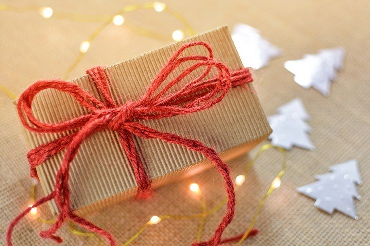 tinker med uld julefe lys matcher julepynt gaveindpakning garn rødt