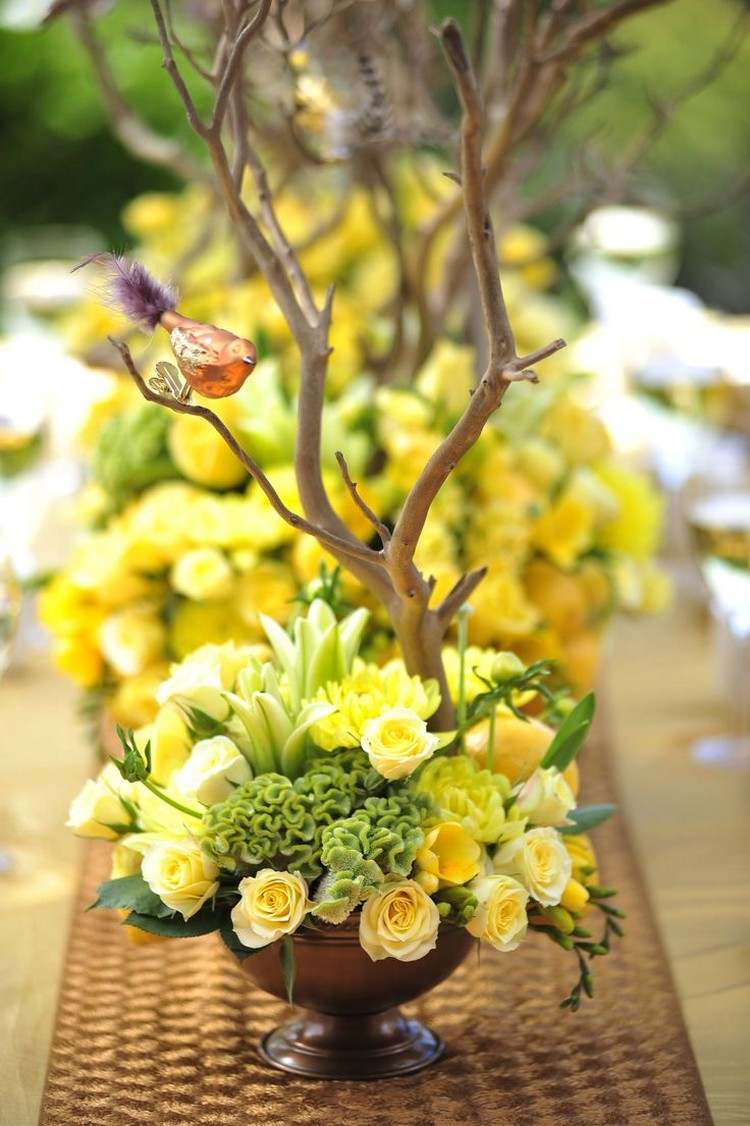 ideer-bryllup-forår-dekoration-gul-arrangement-gule-roser-liljer