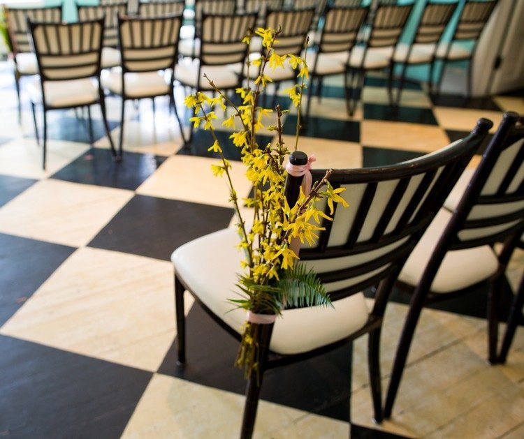 ideer-bryllup-forår-dekoration-forsythia-kviste-stol