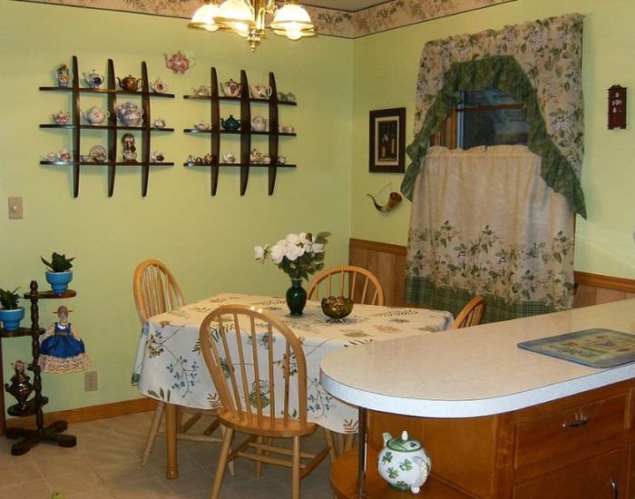 Die Wände mit Regalen in der Küche dekorieren