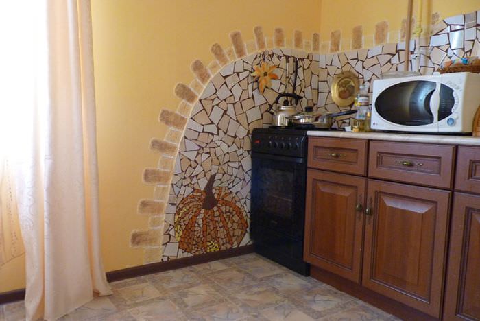 Die Küchenwand mit Scherben von Keramikfliesen dekorieren