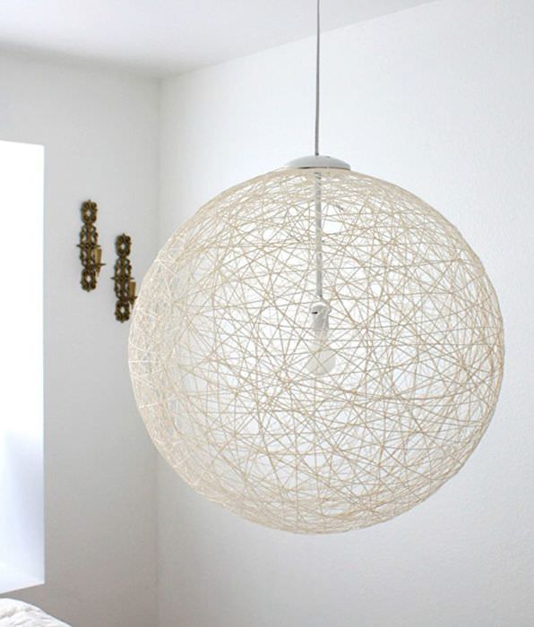 Dekorativ lampeskjerm laget av tråder i form av en ball