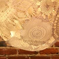 Lampeskjerm laget av blonder