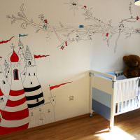 Spielzeugschloss an der Wand des Kinderzimmers