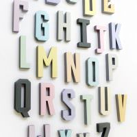 Volumetriske bokstaver fra papir på en hvit vegg