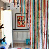 Eine Tür mit einem selbstgemachten Vorhang dekorieren