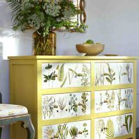 Decoupage av en gammel kommode med tegninger av planter