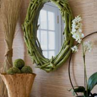 Speilramme laget av grønne grener