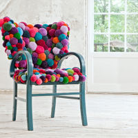ديكور كرسي مع الكريات متعددة الألوان