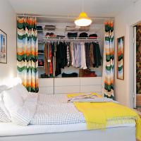 Pantry-Kleiderschrank im Schlafzimmer einer kleinen Wohnung