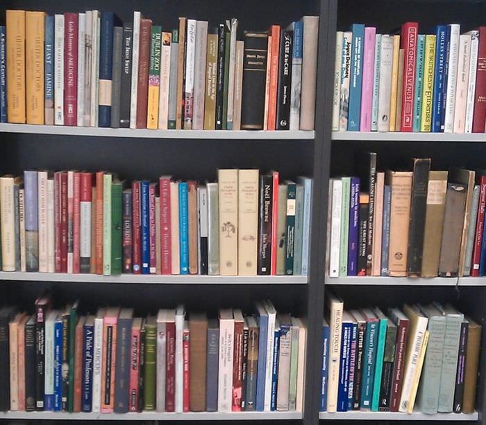 Bücher auf Holzregalen in der Speisekammer