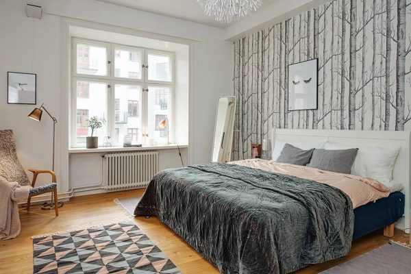 A skandináv stílusú hálószobát egyszerűen áthatja a kényelem és a hangulat