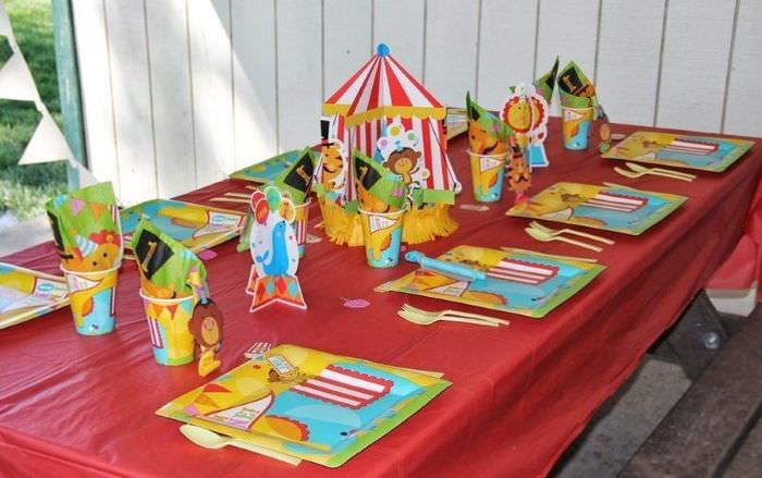 Asztali terítés egy fiú születésnapjára 1 éves korban