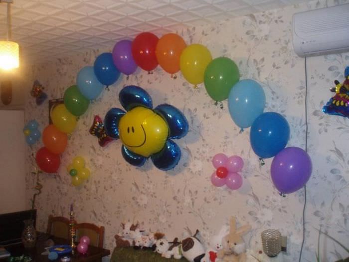 Vägg i vardagsrum med ballonger