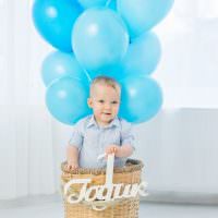 Korg med ballonger för en ettårig pojke