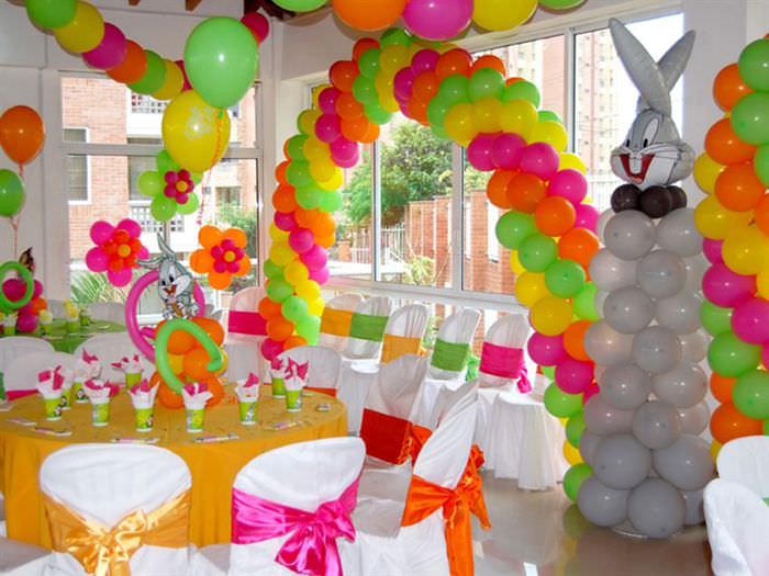 Dekorera rummet med färgglada ballonger för födelsedag