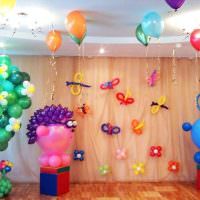 Világos szoba dekoráció egy gyermek születésnapjára