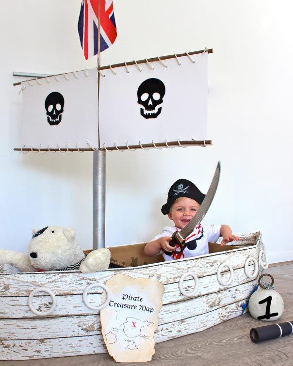 Fartyg av kartong för en barns piratfest